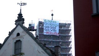 Kletteraktivisten prangern "Klimakonsens-Lüge" mit Banner am Blaserturm an