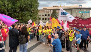 Vielstimmiger Protest gegen Zerschlagung unserer sozialen Rechte