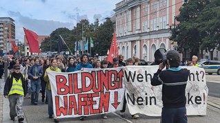 Schulboykott gegen Wehrpflicht in 100 Städten: „Jugend – Zukunft – Sozialismus“