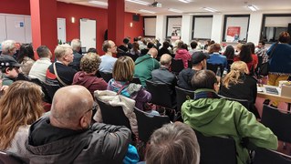 Buntes Publikum bei der Buchvorstellung zur „Lehre von der Denkweise“ mit Gabi Fechtner in Frankfurt