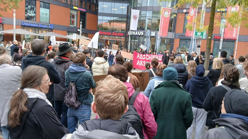 400 Schülerinnen und Schüler protestieren gegen Abschiebung: „Die Demokratie ist gestorben!“
