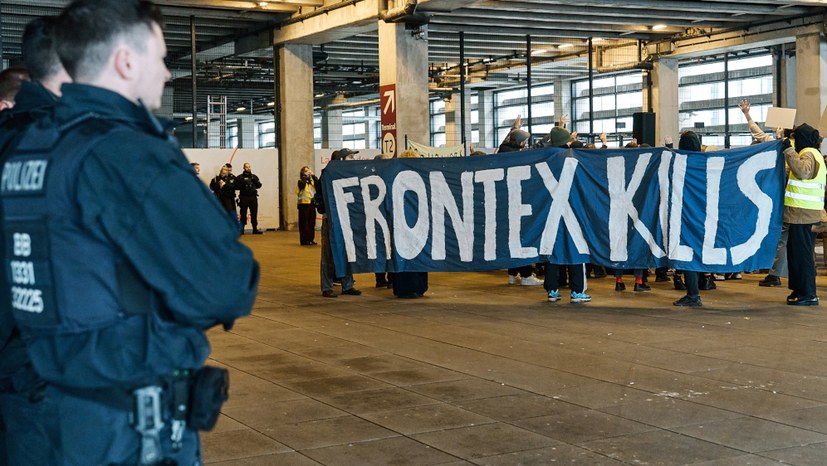 Gegen Abschiebewahn: Tausende protestieren an sieben Flugplätzen
