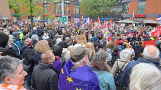 Kämpferischer, entschlossener Protest von über 2000 Antifaschisten gegen die AfD – die ROTFÜCHSE mutig mitten im Protest
