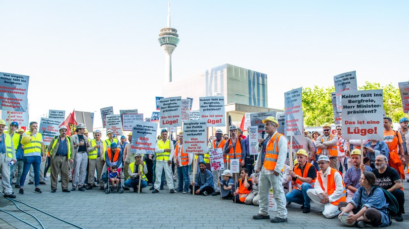 190628 Bergarbeiterdemo Zwischenkundgebung bei Ministerpraesident Hg4195.jpg