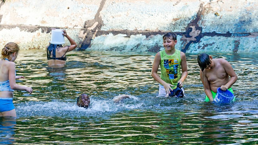 12 Wenig Wasser im Löschteich_zum Planschen reicht es.jpg