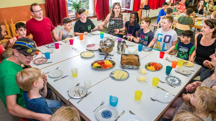 2 Das erste gemeinsame Abendessen auf dem Kindercamp.jpg