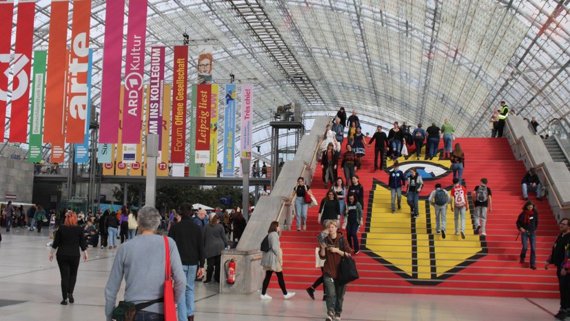 Leipziger Buchmesse: Großes Lesefest, Politisierung und sozialistische Perspektive beim Verlag Neuer Weg