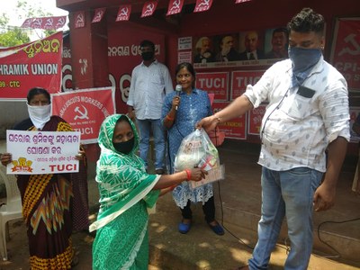 India: Trade Union TUCI, CPIML Red star and others organized food donations for workers like Rickshaw Pullers, street vendors etc who get no pay now.